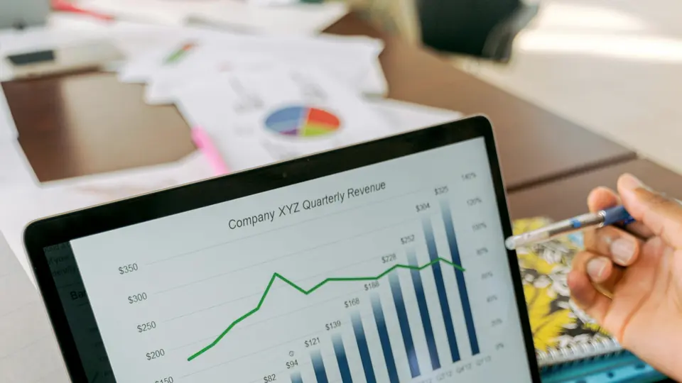 Gráficos vectoriales y visualizaciones analíticas unificadas en un tablero operativo automatizado.